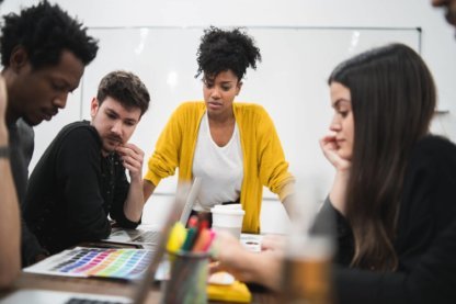 manager woman leading a brainstorming meeting e1661425863172